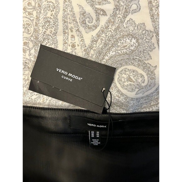 NWT Vero Moda faux leather black skirt size 20 - Picture 3 of 3